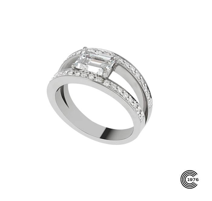 Bague solitaire diamant central taille baguette corps en fourche demi serti de diamants 