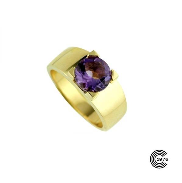 Bague en or jaune montée avec une améthyste serti par quatre griffes