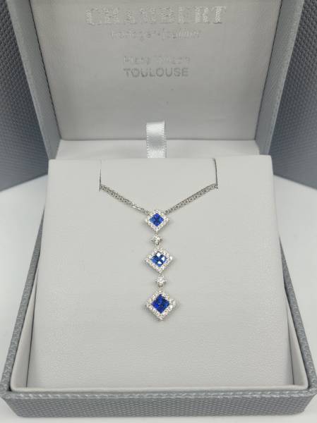 Pendentif avec des saphirs bleus serti de diamants