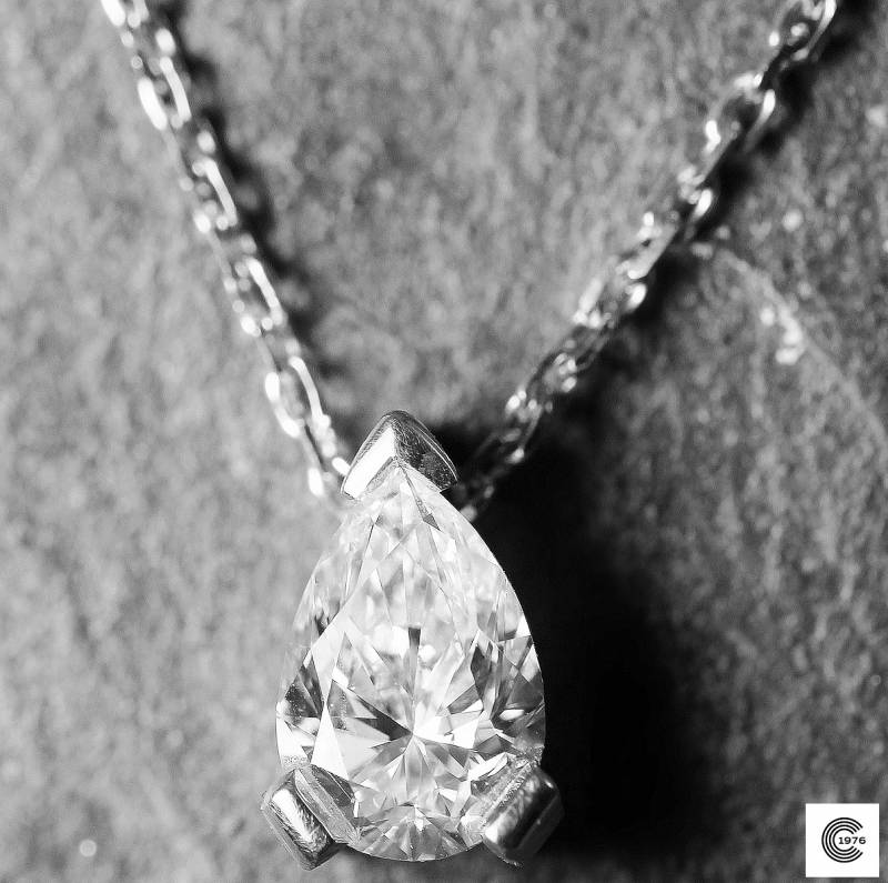 Pendentif en or blanc monté avec un diamant taille poire 1.15 ct E-VS2 certifié H.R.D