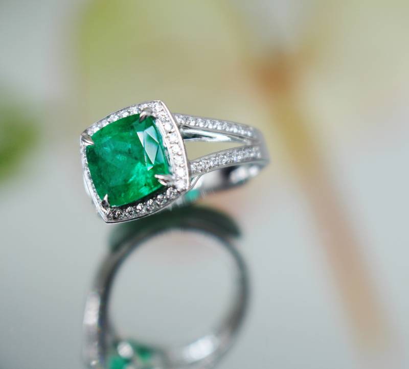 Bague sertie d'une émeraude taille coussin de 2.85 carats