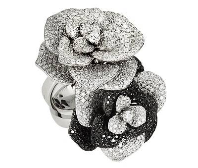 Bague Fleur avec pavage de diamants et diamants noirs