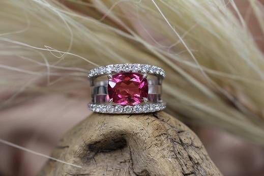 Bague or gris sertie d'une Rubellite et diamants